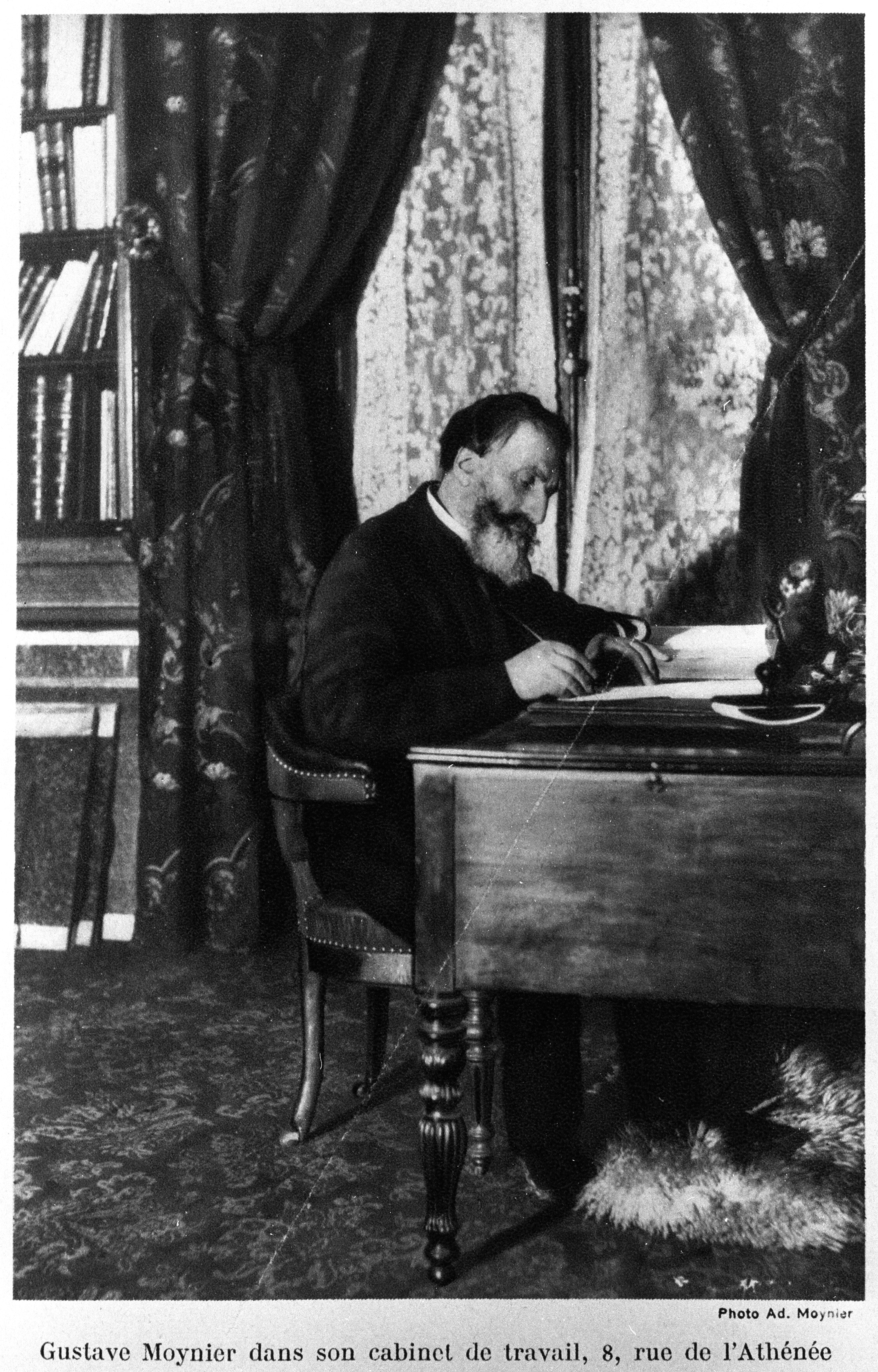 Gustave Moynier dans son cabinet de travail, 8 rue de l'Athénée à Genève. « founder and ICRC president (1864-1910) ». Cliché pris quelques jours avant sa mort (