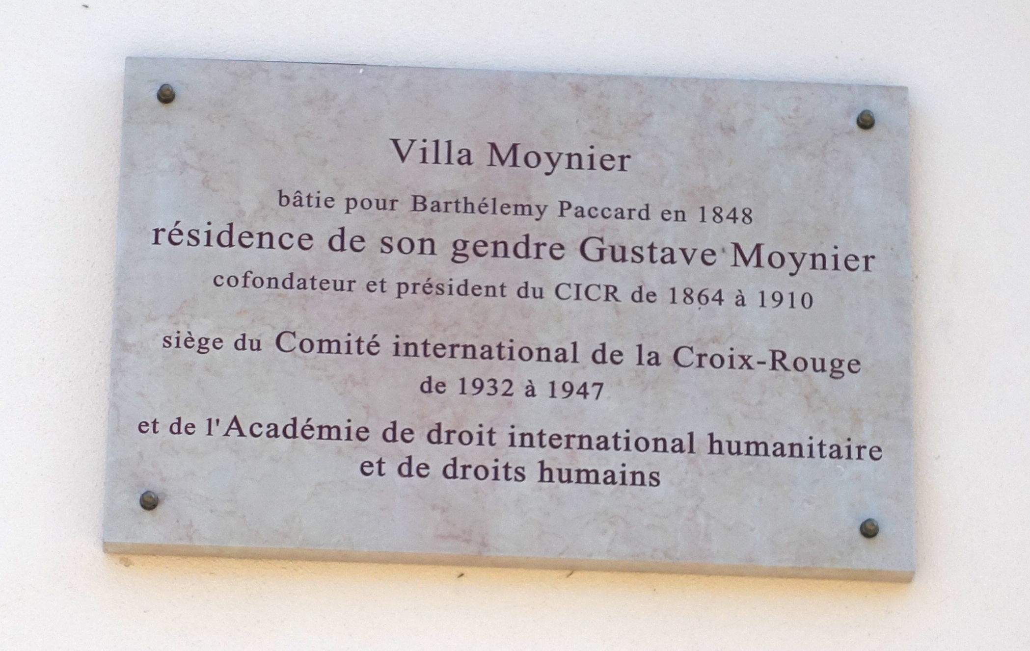 « Plaque sur la villa Moynier. » Le texte de la plaque n'a pas été relevé lors de la collecte : à lire sur l'image avant de le citer.