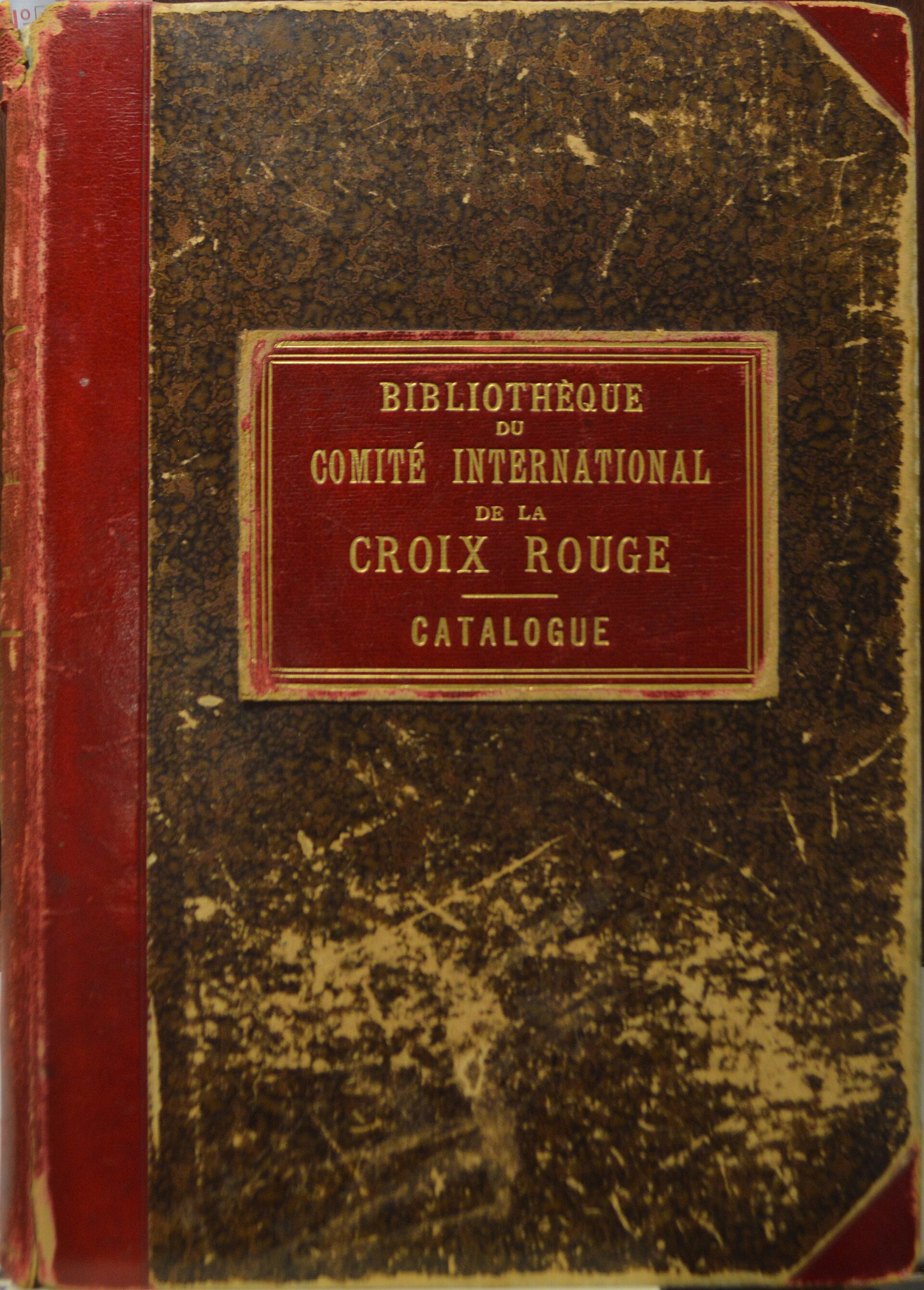 couverture du premier catalogue de la bibliothèque du Comité international de la Croix-Rouge, rédigé de la main de Moynier. « handwritten by its first and longt