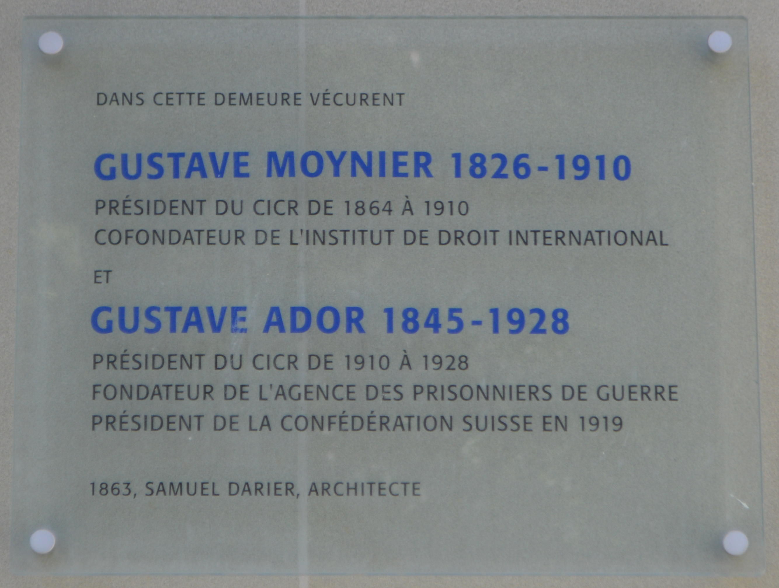 plaque commémorative sur l'ancienne demeure genevoise de Gustave Moynier et de son neveu Gustave Ador. « at the prestigeous Rue de l'Athénée 8 in Geneva ». Dive
