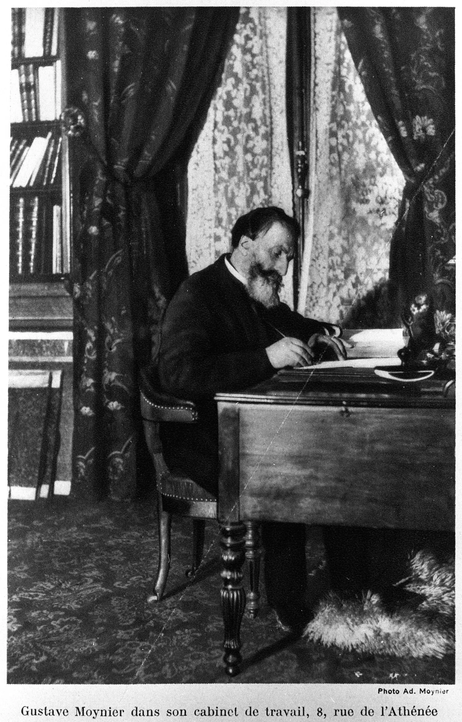 Gustave Moynier dans son cabinet de travail, 8 rue de l'Athénée à Genève. « founder and ICRC president (1864-1910) ». Cliché pris quelques jours avant sa mort…