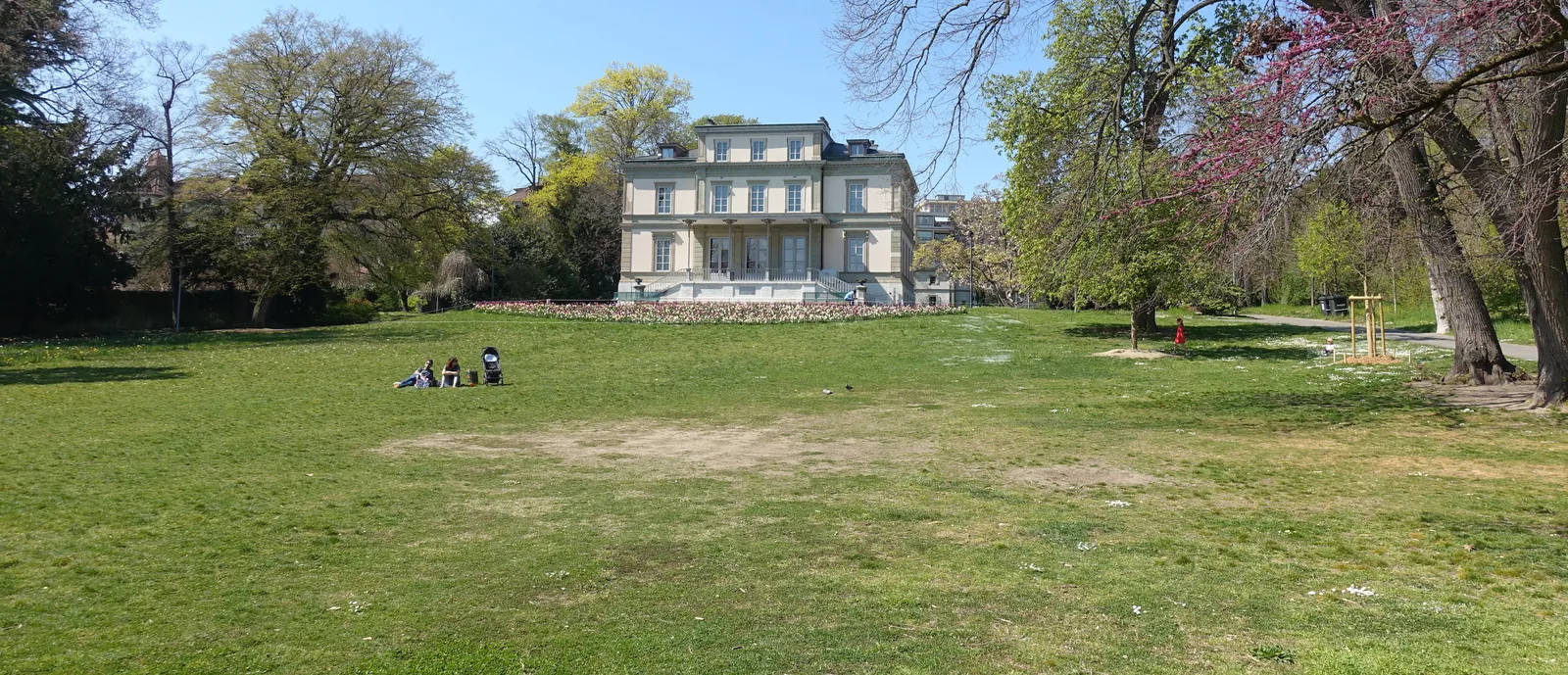 « Villa Moynier, dans le parc du même nom, à Genève. » Vue d'ensemble de la façade, format panoramique.