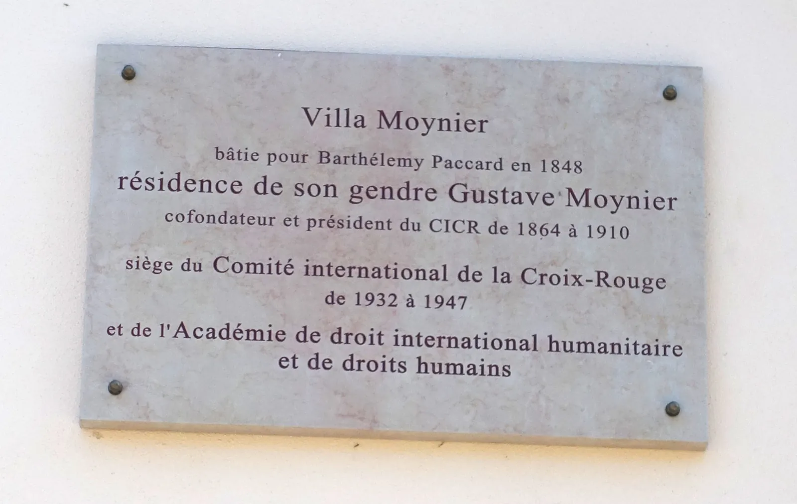 « Plaque sur la villa Moynier. » Le texte de la plaque n'a pas été relevé lors de la collecte : à lire sur l'image avant de le citer.