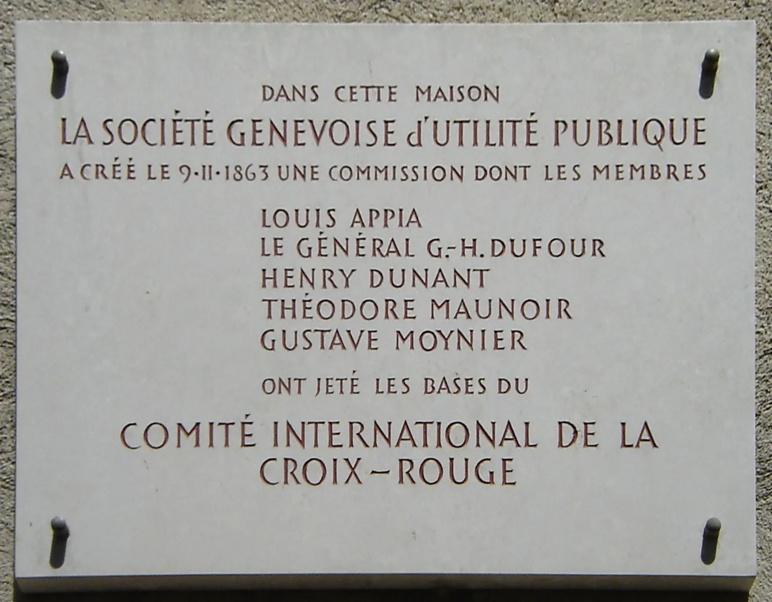 plaque commémorative à Genève, rue de l'Évêché, rappelant que la Société genevoise d'utilité publique y créa la commission dont les membres — Louis Appia, le…